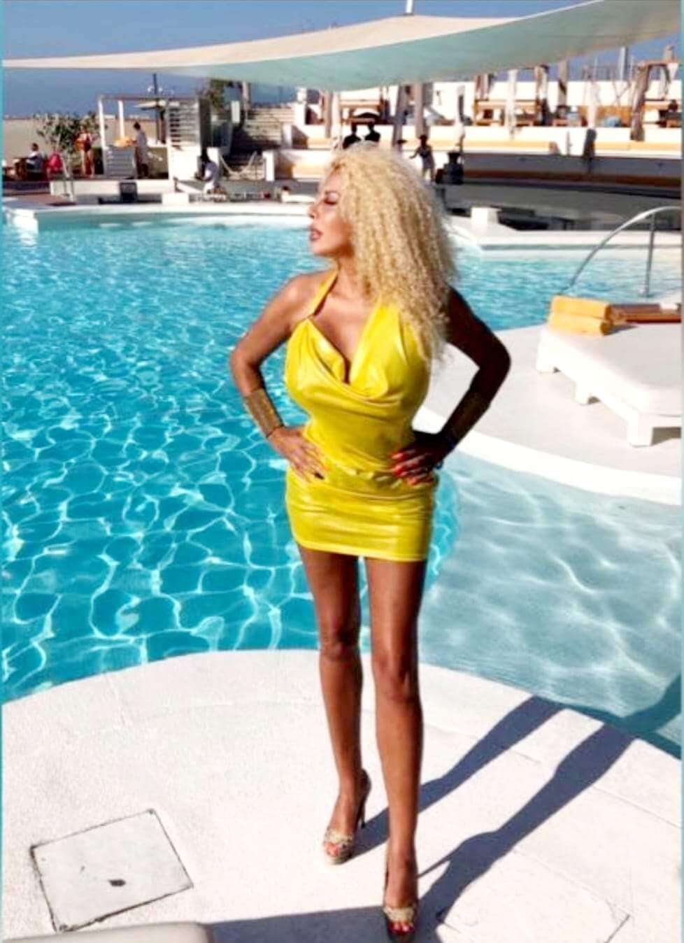 PHOTOS - Afida Turner vous présente sa gamme de bikinis… Très